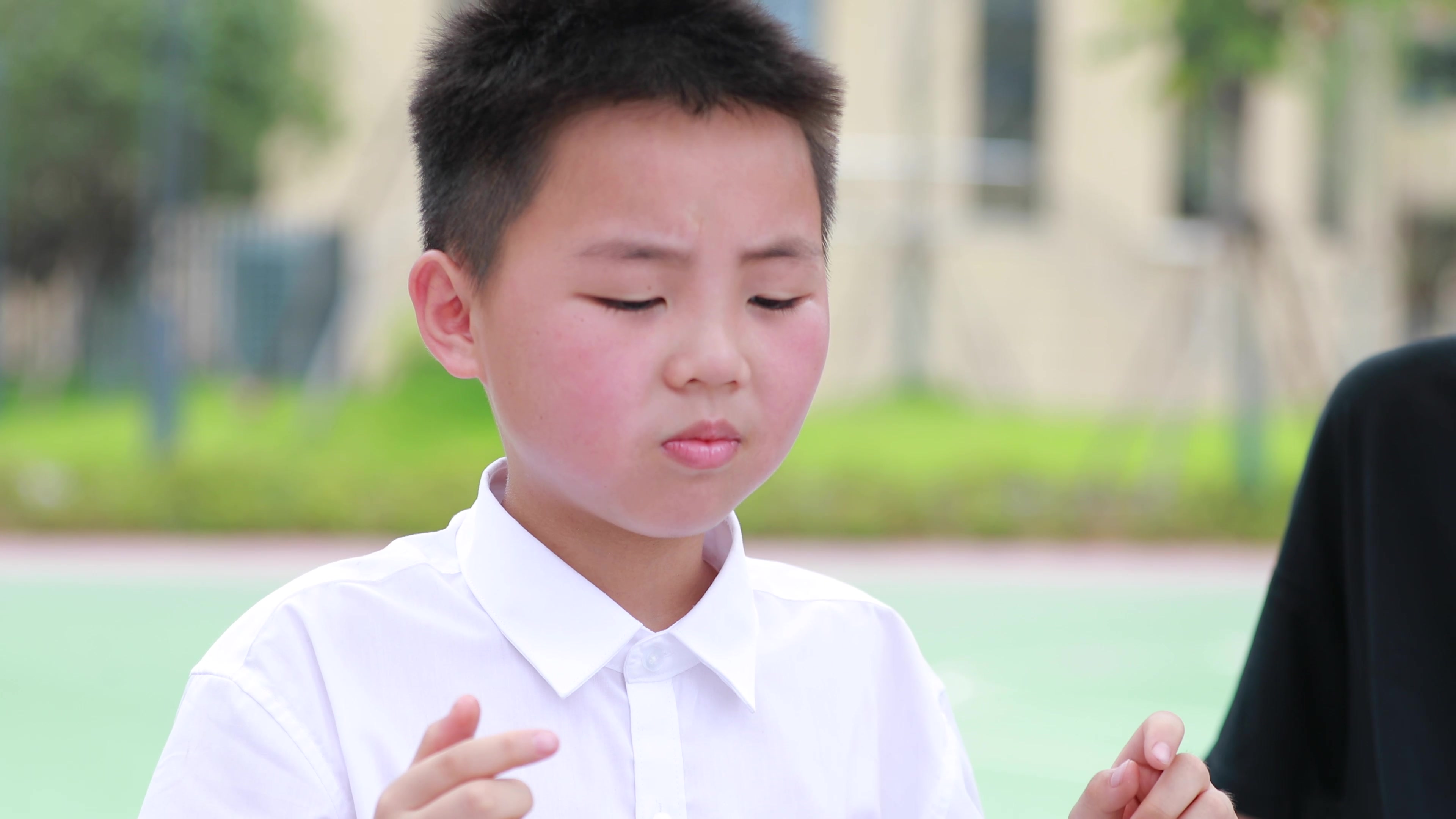 气道异物卡喉如何救助及自救